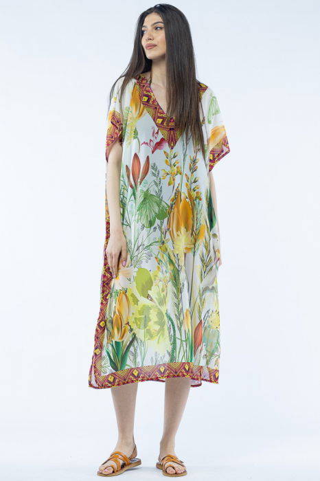 Rochie lunga de plaja tip poncho cu flori mari pe fond alb [2]