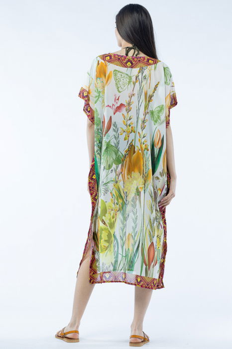 Rochie lunga de plaja tip poncho cu flori mari pe fond alb [4]