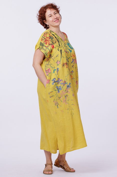 Rochie lunga din in cu imprimeu pictural floral si funda pe spate, pe fond galben