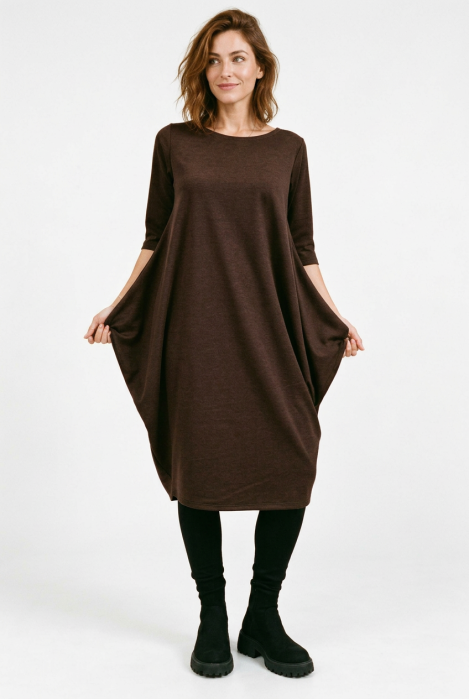 Rochie lunga maro cu colturi laterale, croiala lejera si design minimalist din tricot de vascoza