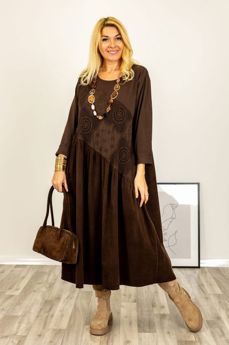 Rochie maro cu taietura oblica si broderie, din catifea reiata si jerseu, oversize