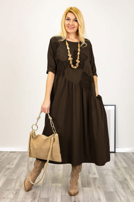 Rochie maro cu taietura oblica si broderie, din poplin si jerseu, oversize [1]