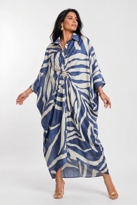 Rochie maxi tip caftan cu imprimeu grafic albastru bej, drapaj si brosa detasabila