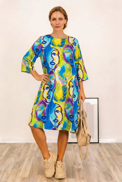 Rochie midi A-line din vascoza cu imprimeu chipuri stilizate, pe fond albastru