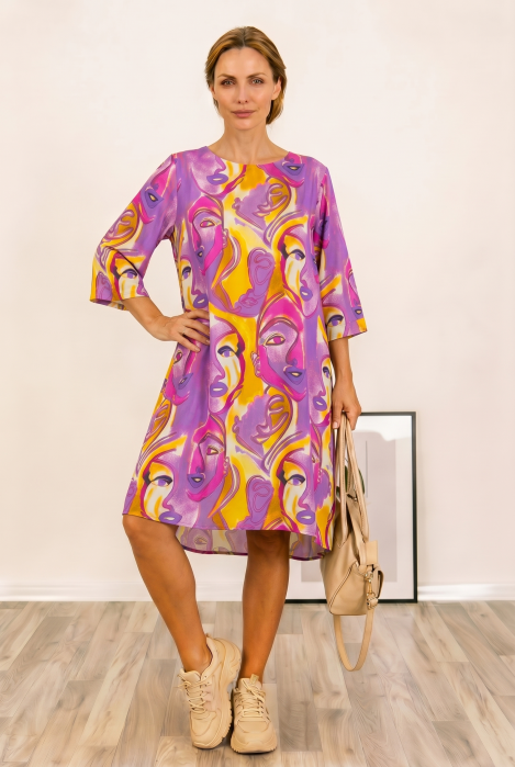 Rochie midi A-line din vascoza cu imprimeu chipuri stilizate, pe fond mov