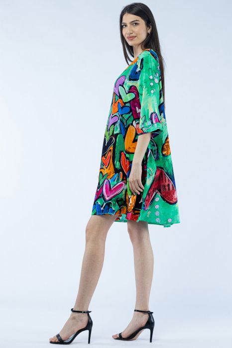 Rochie midi A-line din vascoza cu imprimeu inimi pe fond verde [2]