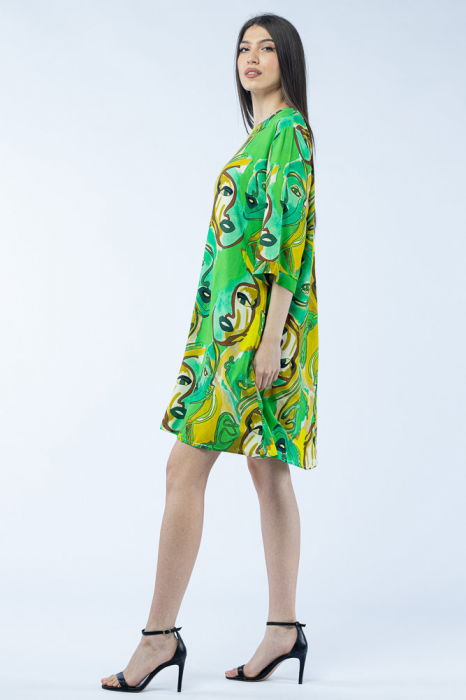 Rochie midi A-line din vascoza cu imprimeu chipuri stilizate, pe fond verde [2]