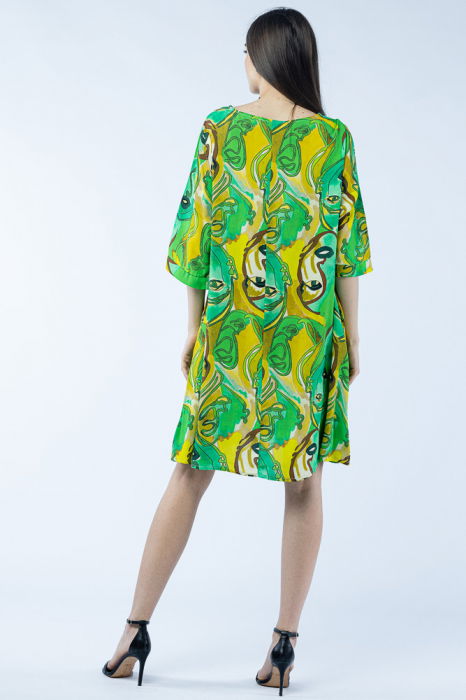 Rochie midi A-line din vascoza cu imprimeu chipuri stilizate, pe fond verde [3]