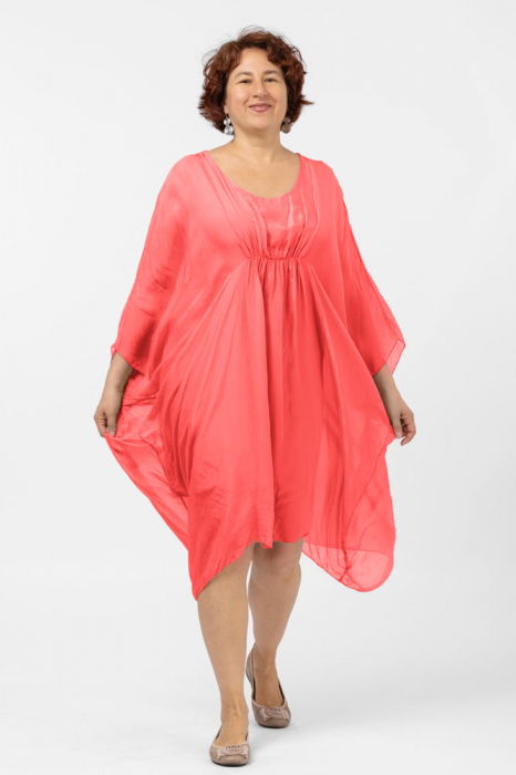 Rochie midi corai, ampla, din matase si vascoza, cu detaliu sub bust, in colturi