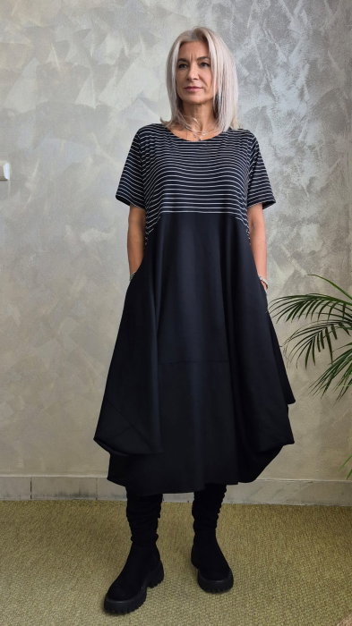 Rochie midi lejera oversize din vascoza, cu croi amplu si colturi, neagra cu dungute albe