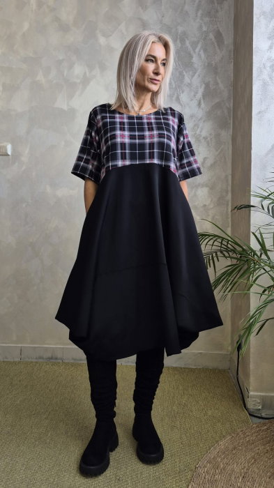 Rochie midi lejera oversize din vascoza, cu croi amplu si colturi, neagra cu carouri