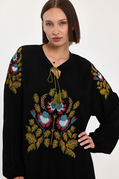 Rochie neagra A-line cu broderie traditionala pe piept si umeri, din vascoza [5]