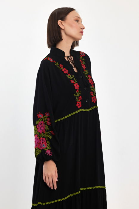 Rochie neagra cu broderie traditionala pe piept si maneci, din vascoza [4]