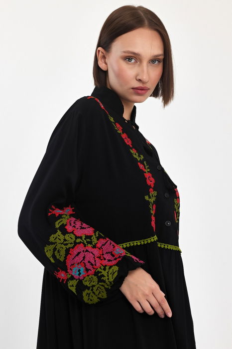 Rochie neagra cu broderie traditionala pe piept si maneci, din vascoza [9]