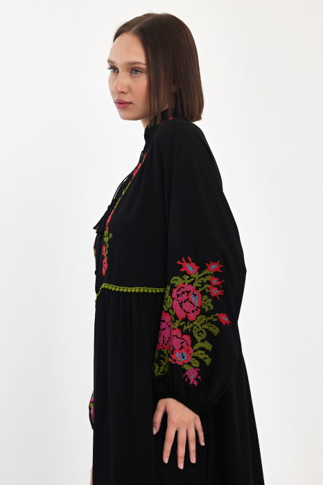 Rochie neagra cu broderie traditionala pe piept si maneci, din vascoza [10]