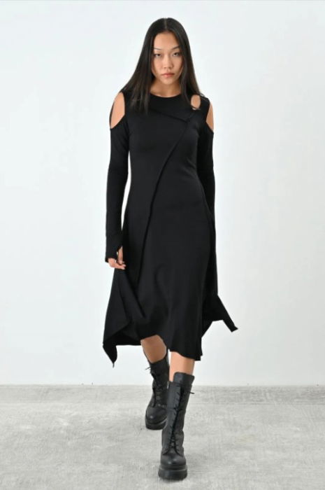Rochie neagră asimetrică cu umeri decupați – stil urban elegant [2]