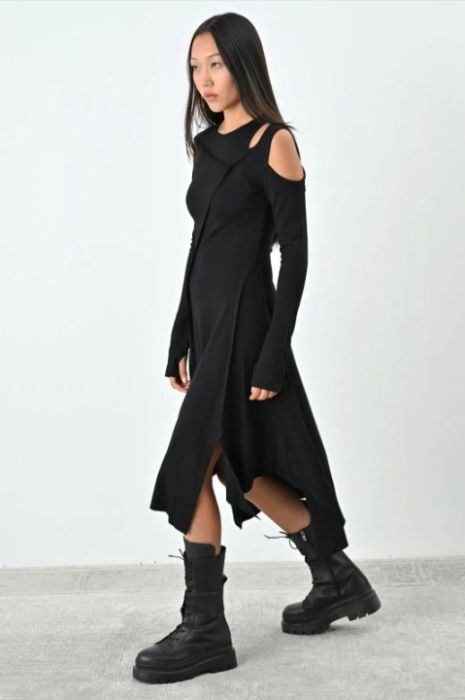 Rochie neagră asimetrică cu umeri decupați – stil urban elegant [3]