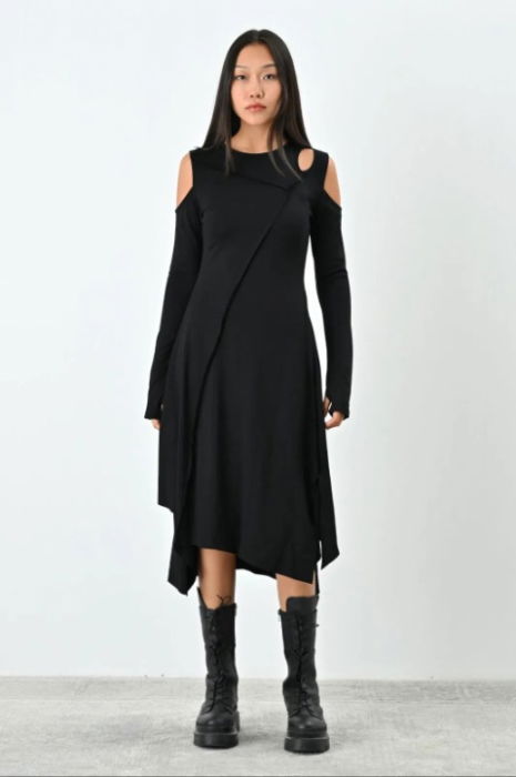 Rochie neagră asimetrică cu umeri decupați – stil urban elegant [1]