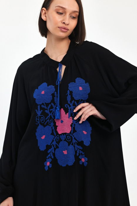 Rochie neagra A-line cu broderie traditionala pe piept, din vascoza [11]