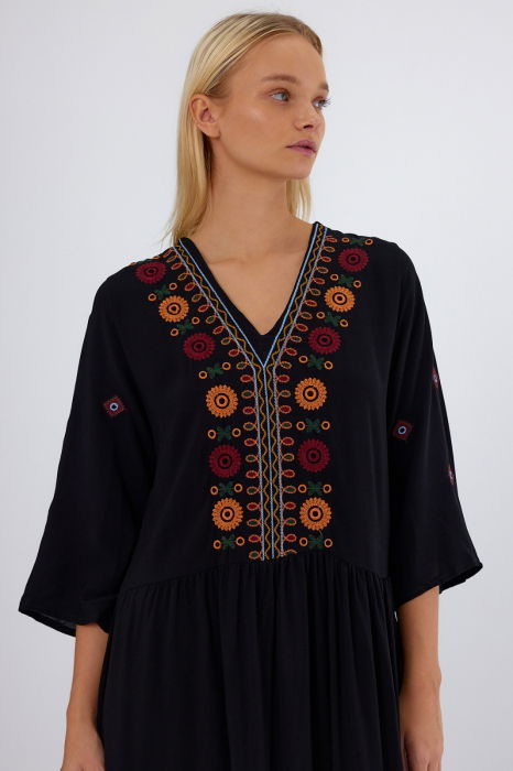 Rochie neagra cu broderie pe piept si maneci, din vascoza [13]