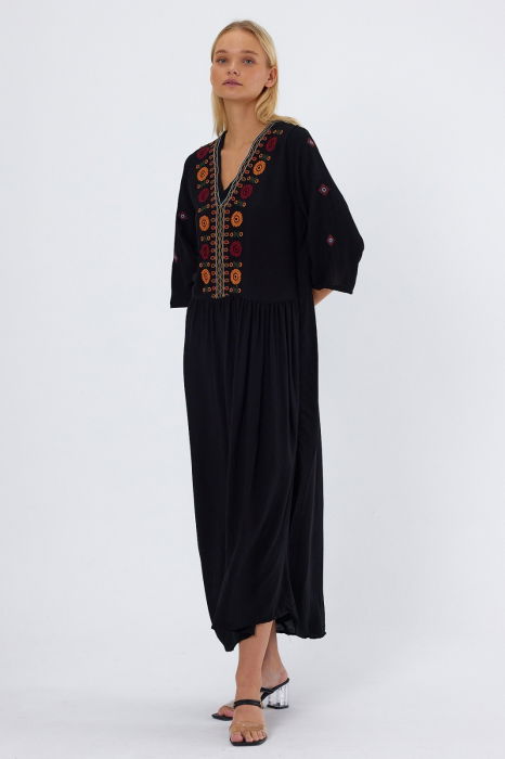 Rochie neagra cu broderie pe piept si maneci, din vascoza [9]