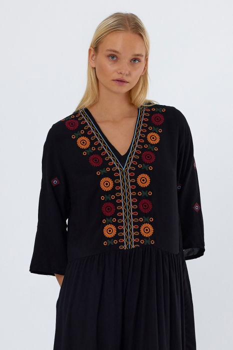 Rochie neagra cu broderie pe piept si maneci, din vascoza [14]