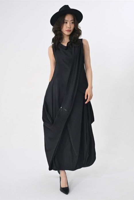 Rochie neagra gogosar cu un fald mare pe fata [2]