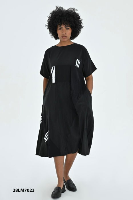 Rochie neagra A - line cu detalii albe si buzunar pe piept [2]