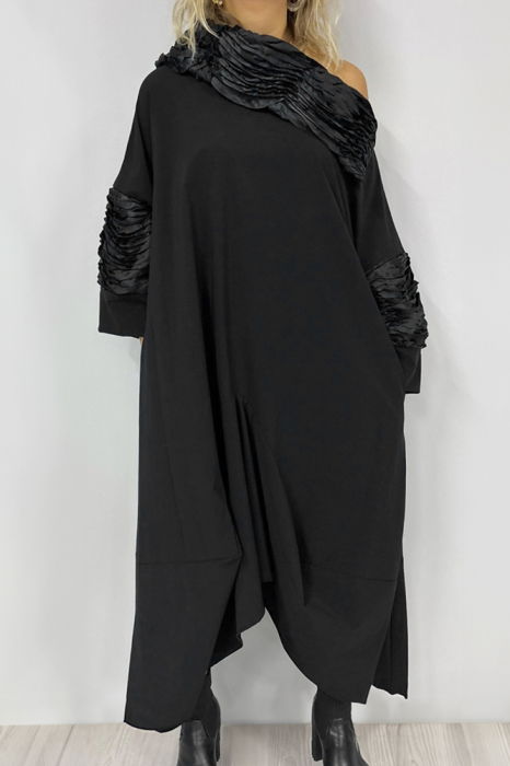 Rochie neagra in colturi cu guler si maneci din material satinat si extravagant