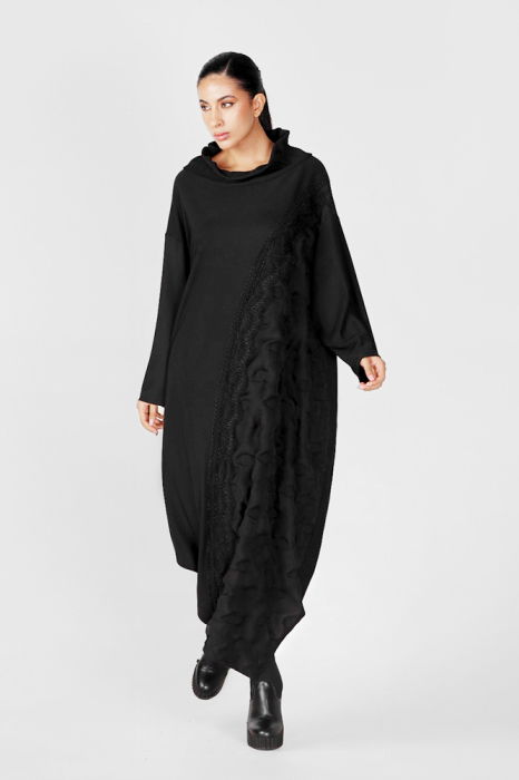 Rochie neagra in colturi cu insertie din voal si aplicatie oblica din dantela , oversize