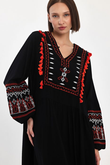 Rochie neagra lunga, cu broderie si ciucuri portocalii, din vascoza [6]