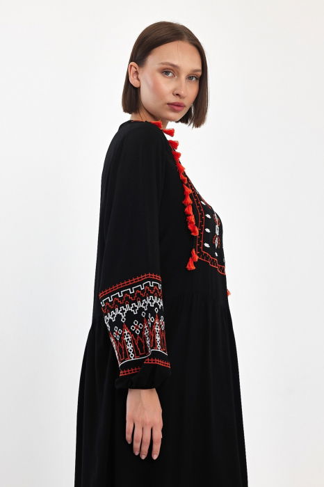 Rochie neagra lunga, cu broderie si ciucuri portocalii, din vascoza [4]