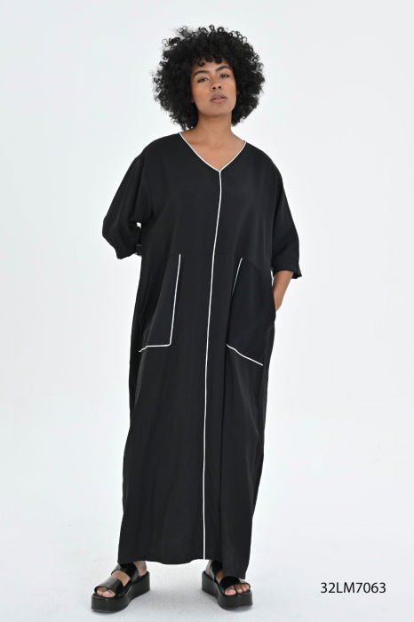 Rochie neagra oversize cu detalii fine albe [1]