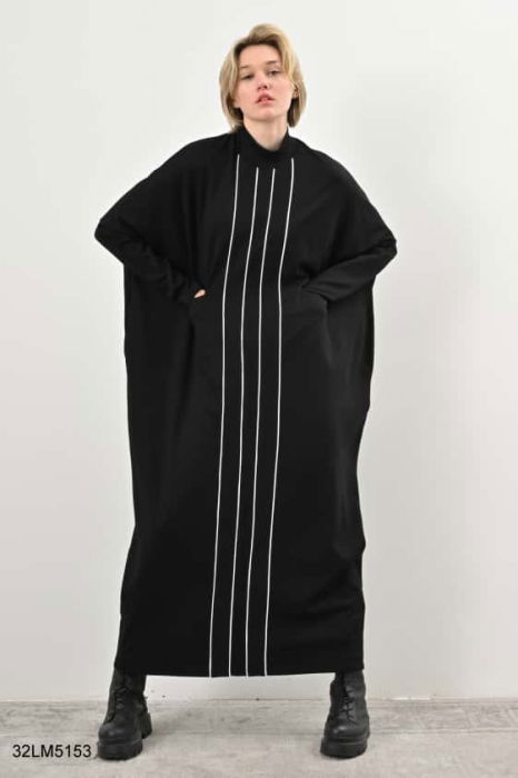Rochie lunga neagra oversized cu linii verticale – croiala moderna, stil minimalist [1]