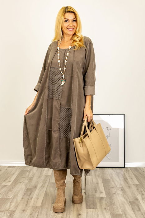 Rochie oversize A-line, din catifea reiata cu snur in partea de jos, bej inchis