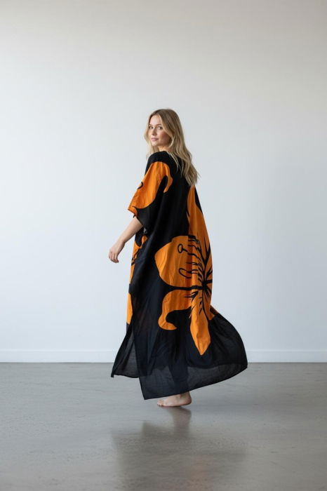 Rochie oversize neagra cu floare mare caramizie, din vascoza [2]