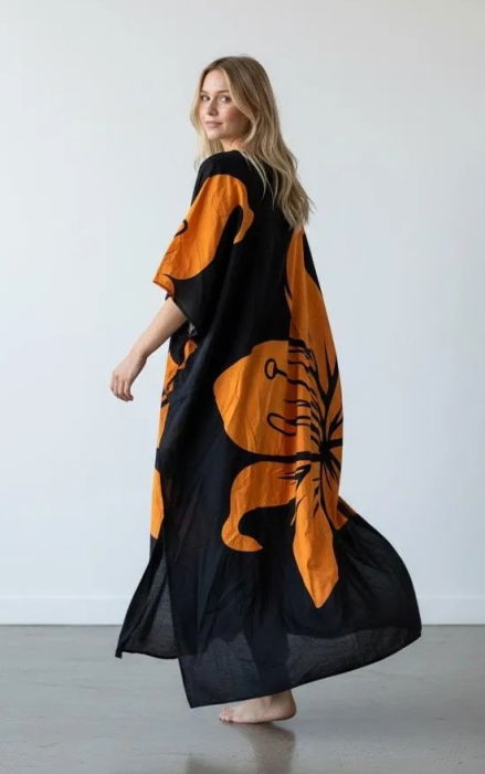 Rochie oversize neagra cu floare mare caramizie, din vascoza [1]