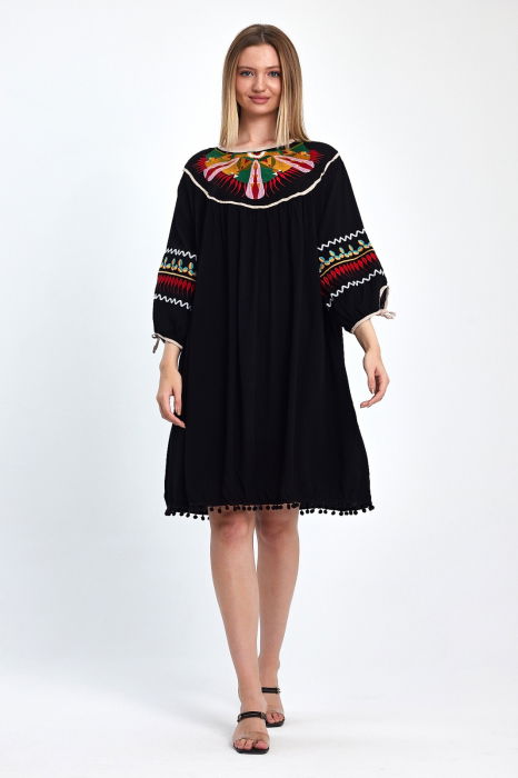 Rochie oversize, neagra, midi, brodata pe piept si maneci [3]