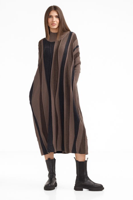 Rochie oversize tricotata cu dungi unduitoare si croi lejer, bej-maro