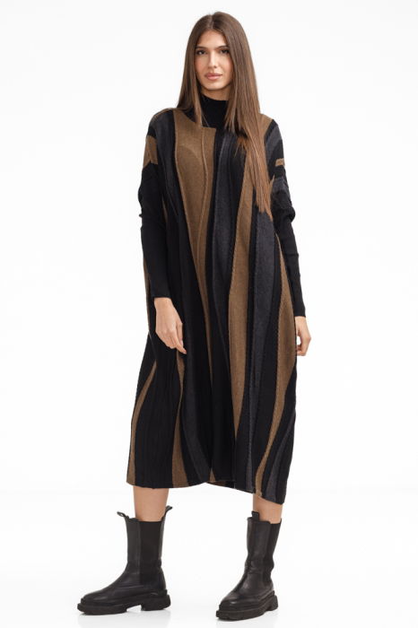 Rochie oversize tricotata cu dungi unduitoare si croi lejer, negru-camel