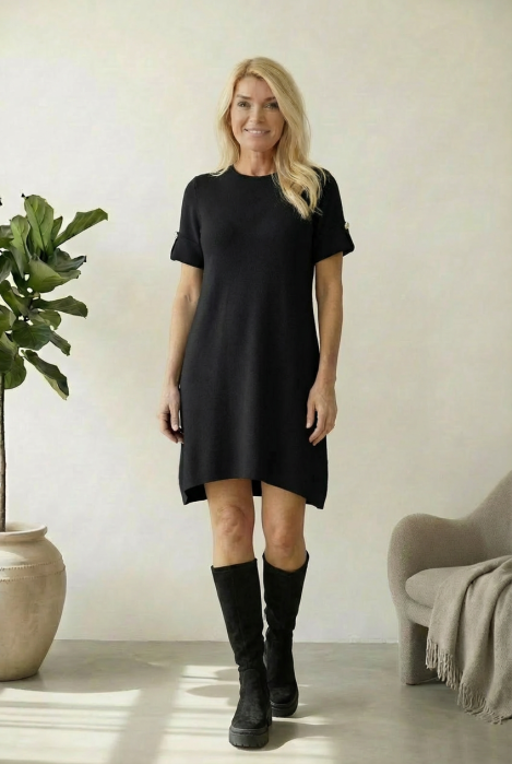 Rochie scurta A-line tricotata, cu maneca scurta si nasture decorativ, neagra [1]