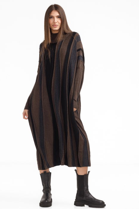 Rochie oversize tricotata cu dungi unduitoare si croi lejer, negru-maro