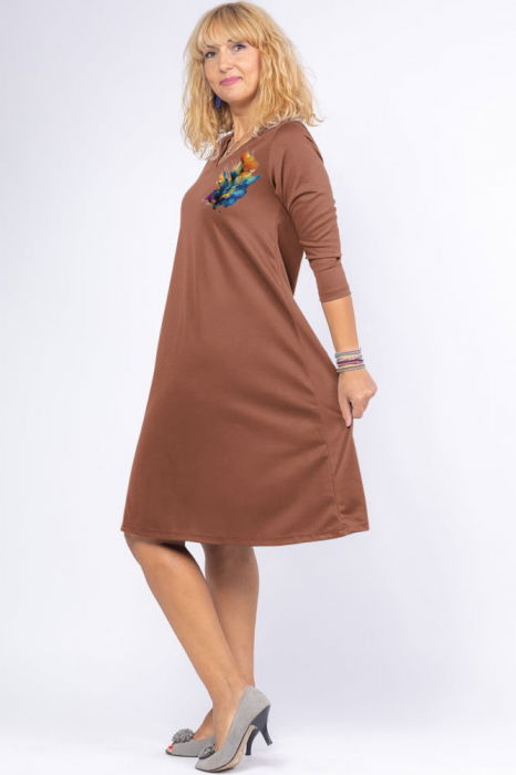 Rochie maro ciocolata `A line` midi, cu decolteu traditional si floare picturala [2]