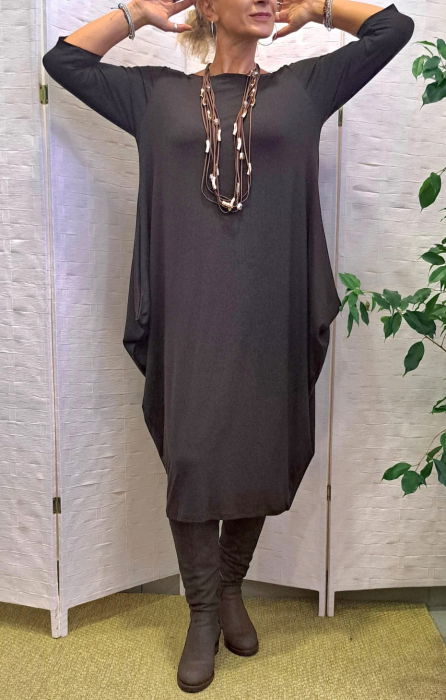 Rochie lunga maro cu colturi laterale, croiala lejera si design minimalist din tricot de vascoza [4]