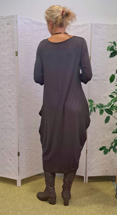 Rochie lunga maro cu colturi laterale, croiala lejera si design minimalist din tricot de vascoza [6]