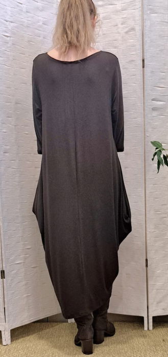 Rochie lunga maro cu colturi laterale, croiala lejera si design minimalist din tricot de vascoza [7]