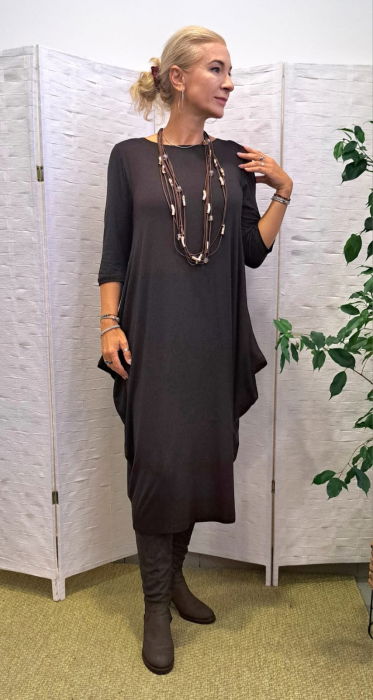 Rochie lunga maro cu colturi laterale, croiala lejera si design minimalist din tricot de vascoza [9]