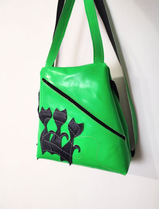 Rucsac din piele naturala verde neon ,cu pisicute