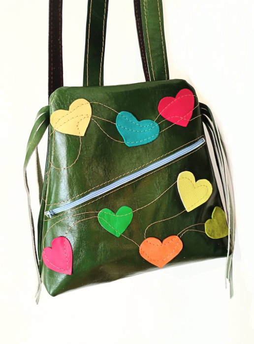 Rucsac verde smarald din piele naturala,cu inimioare