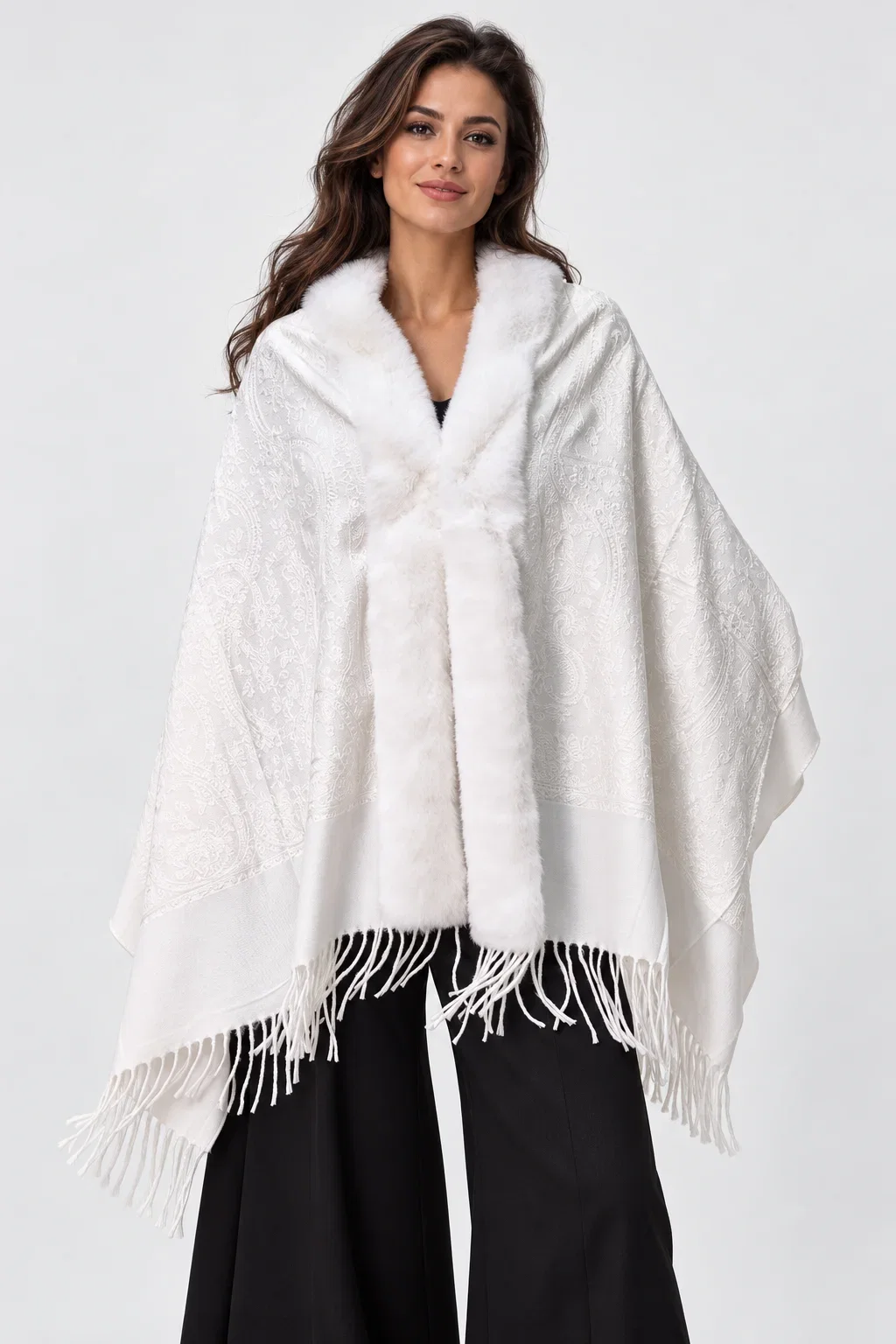 Sal elegant tip poncho cu broderie ton pe ton si bordura din blanita artificiala, alb